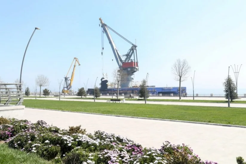 Xəzərin dibindən batmış gəmi hissələri çıxarılıb