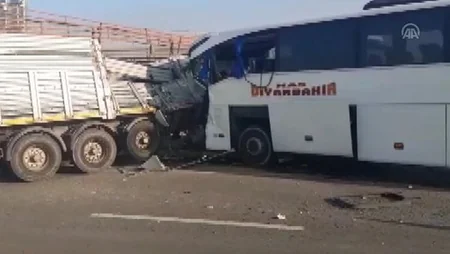 Türkiyədə TIR-la sərnişin avtobusu toqquşub, 2 nəfər ölüb, 21 nəfər yaralanıb
