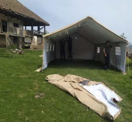 Lerikdə evi uçan şəxsə çadırdan ev düzəldilib