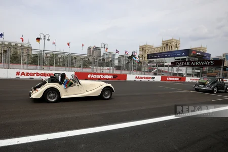 “Formula 1”: Azərbaycan Qran-prisi ərəfəsində klassik avtomobillərin paradı olub - FOTOREPORTAJ
