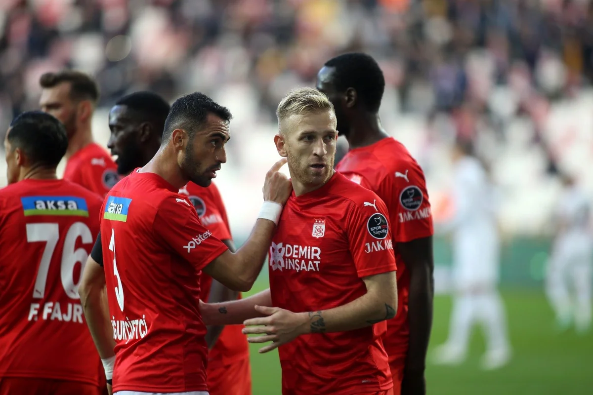 Qarabağın sabiq futbolçusu baxımlı qolla Superliqanın tarixinə düşüb