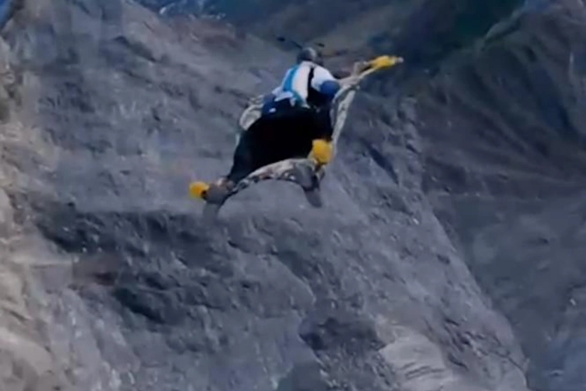 Французский экстремал воссоздал полет Аладдина на ковре-самолете