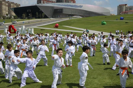 Heydər Əliyev Mərkəzinin parkında karate dərsi keçirilib