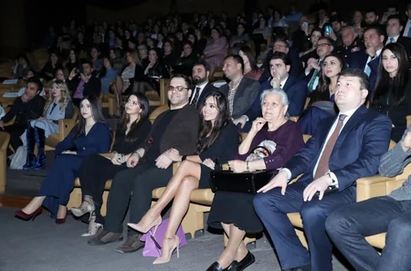 Leyla Əliyeva Dünya Azərbaycanlılarının Həmrəylik Günü və Yeni il münasibətilə keçirilən konsert proqramında iştirak edib - FOTO