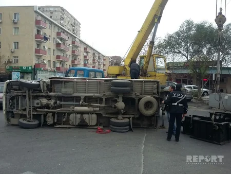 Bakıda yük maşını aşıb - FOTO