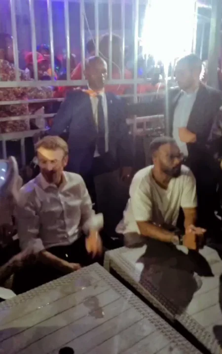 Makronun bar əyləncəsi fransızların kütləvi narazılığı ilə qarşılanıb