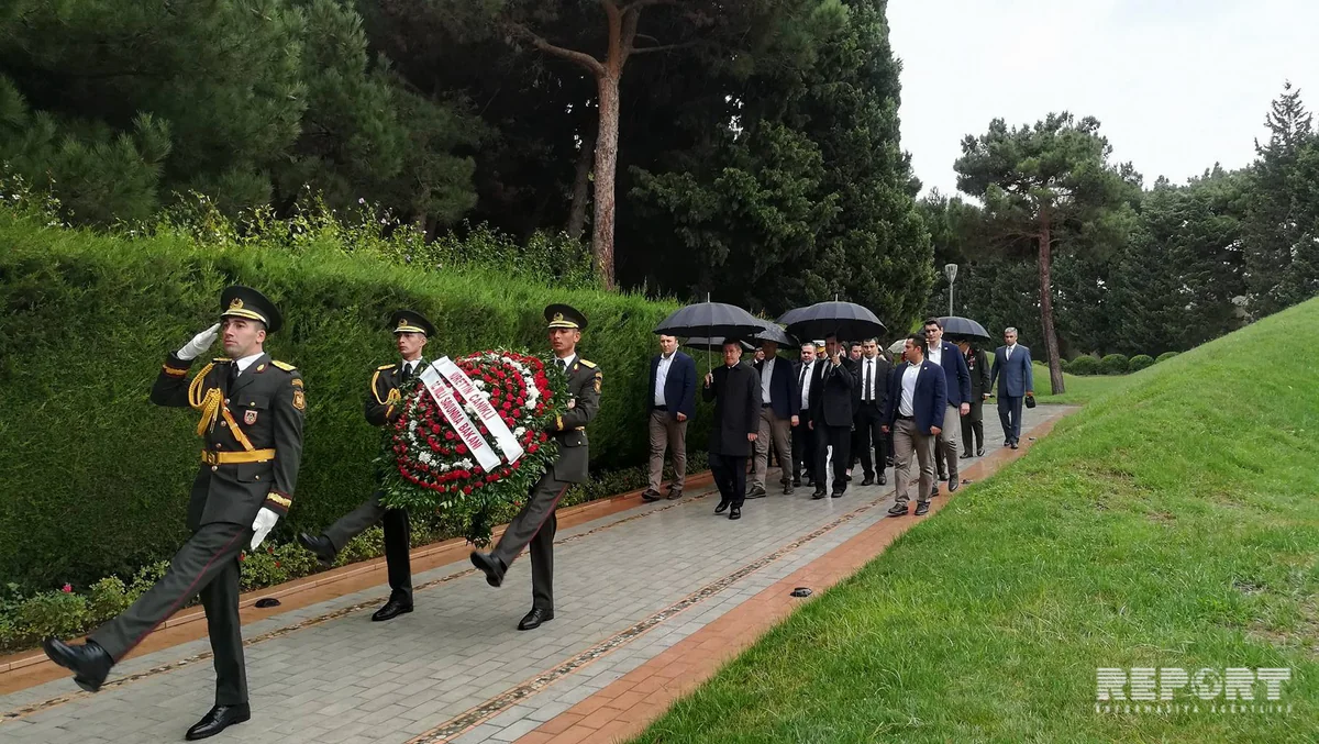 Türkiyənin müdafiə naziri Fəxri və Şəhidlər xiyabanlarını ziyarət edib
