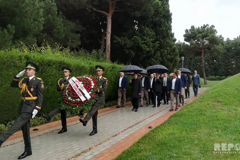 Türkiyənin müdafiə naziri Fəxri və Şəhidlər xiyabanlarını ziyarət edib