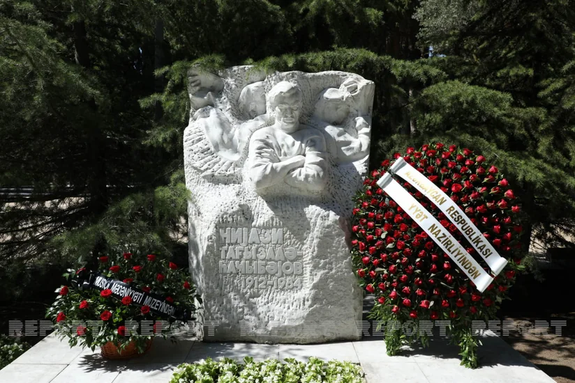 Maestro Niyazinin anadan olmasının 110-cu ildönümü münasibətilə sənətkarın məzarı ziyarət olunub