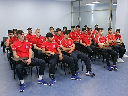 Azərbaycan yığmasının futbolçularına danışılmış oyunlarla bağlı seminar keçirilib