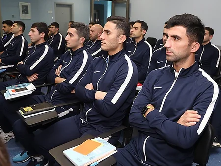 Azərbaycanın FIFA referilərinə emblemlər təqdim olunub