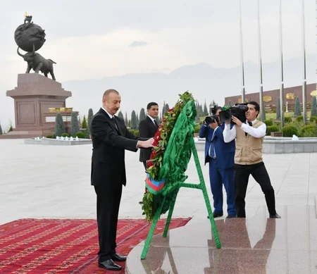 President Ilham Aliyev visits memorial complex People's memory’ in Ashgabat