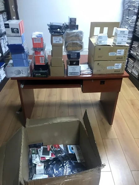 Dubaydan Bakıya külli miqdarda elektronika malları və ətirlərin qanunsuz gətirilməsinin qarşısı alınıb