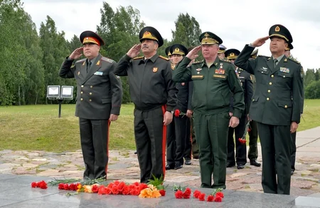 Закир Гасанов посетил мемориальные комплексы Курган Славы и Хатынь