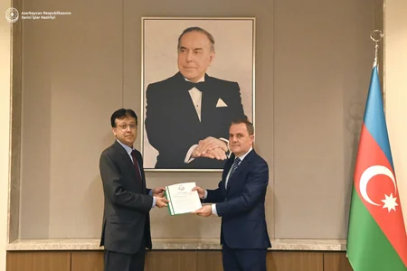 Pakistani ambassador presents copy of his credentials to Azerbaijani FM