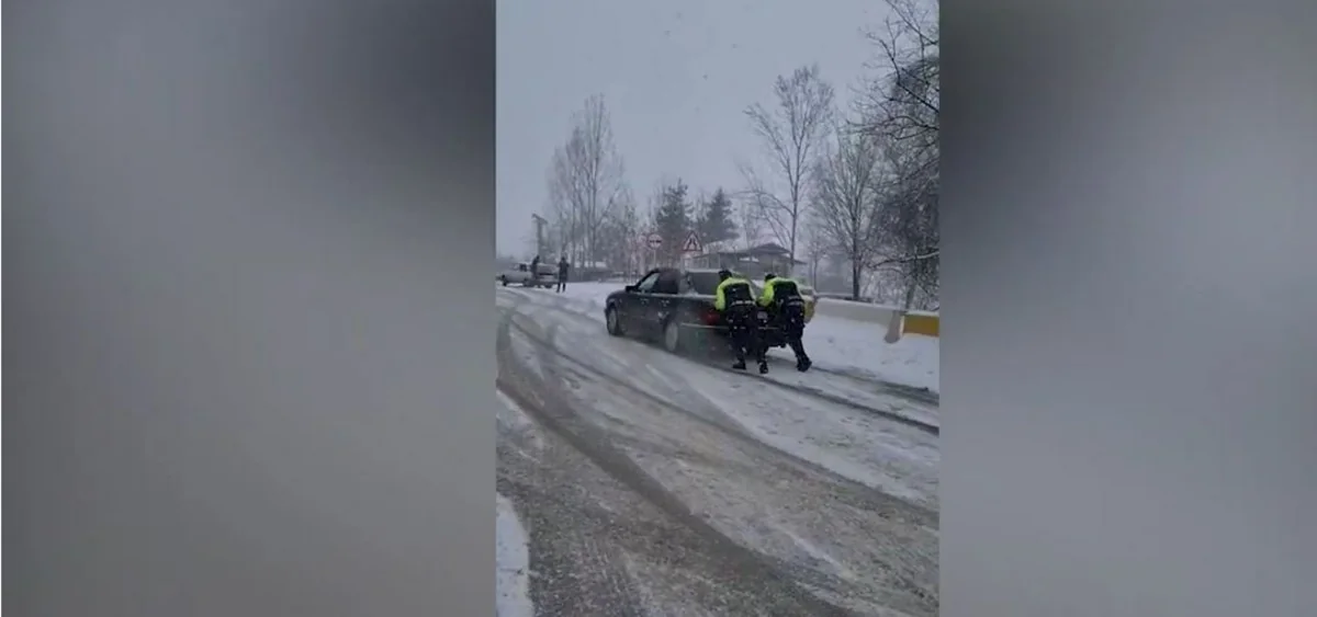 Polis yolda qalan sürücülərə kömək etdi