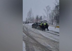 Polis yolda qalan sürücülərə kömək etdi