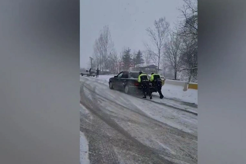 Polis yolda qalan sürücülərə kömək etdi