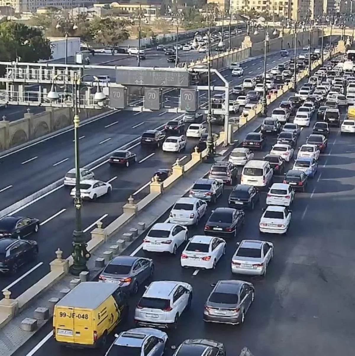 Bakının bir çox yollarında tıxac müşahidə edilir