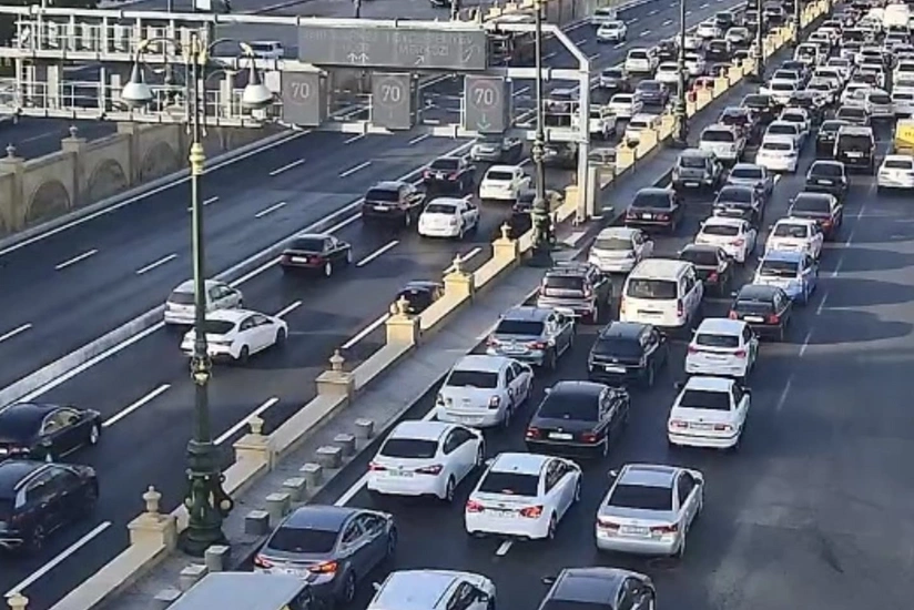 Bakının bir çox yollarında tıxac müşahidə edilir