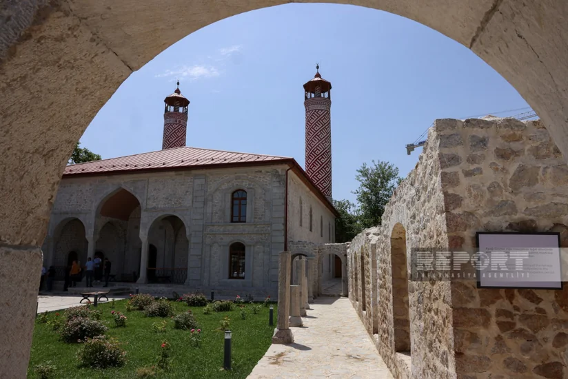 Şuşada ermənilərin atəşə məruz qoyduğu, divarına xaç işarəsi həkk etdiyi Gövhər Ağa məscidindən - REPORTAJ