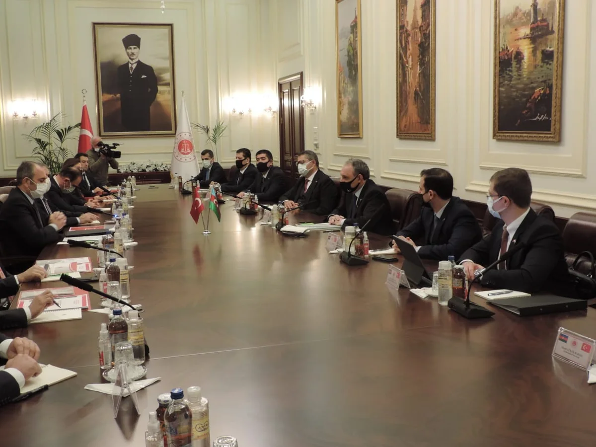 Kamran Əliyev Türkiyəyə rəsmi səfərə gedib