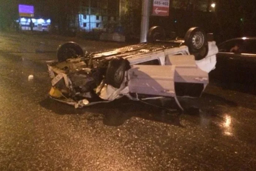 В Шамкире перевернулся автомобиль с полицейскими, есть погибший и пострадавшие