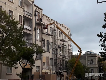 Bakının mərkəzi küçələrində “balkon”lar sökülür - FOTO