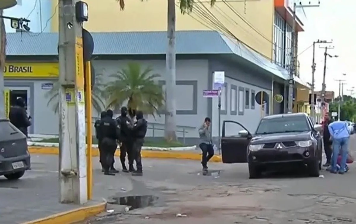 Braziliyada qarətçilərlə polis arasında atışma olub, 12 nəfər ölüb