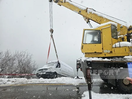 Biləsuvarda qarlı hava şəraiti yol qəzalarına səbəb olub