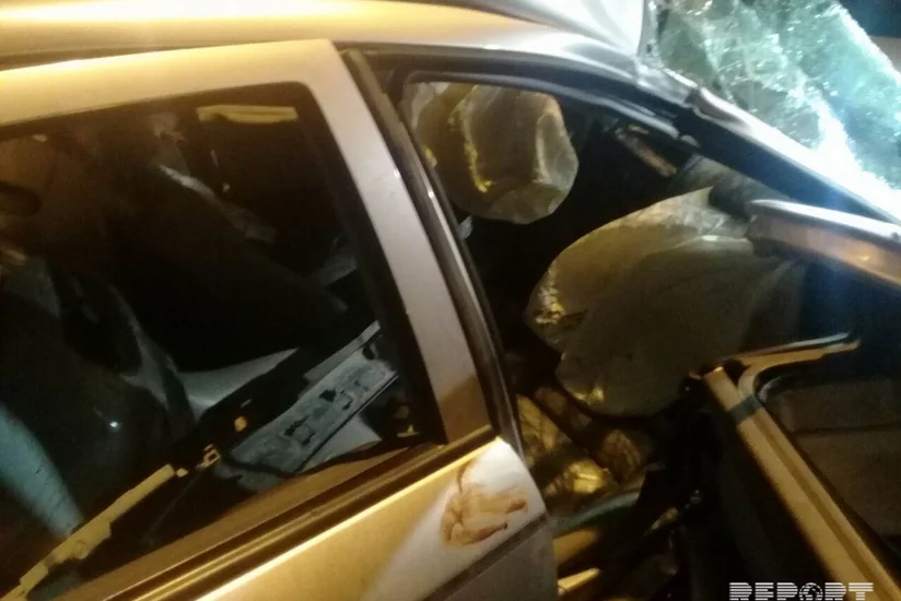 В Баку пассажирский автобус столкнулся с легковым автомобилем, есть пострадавшие - ФОТО