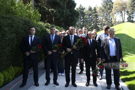 Ümummilli Lider Heydər Əliyevin xatirəsi anılır - FOTOREPORTAJ