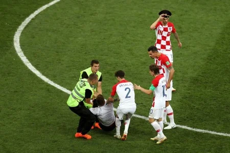 Pussy Riot выбежали на поле во время финала ЧМ-2018