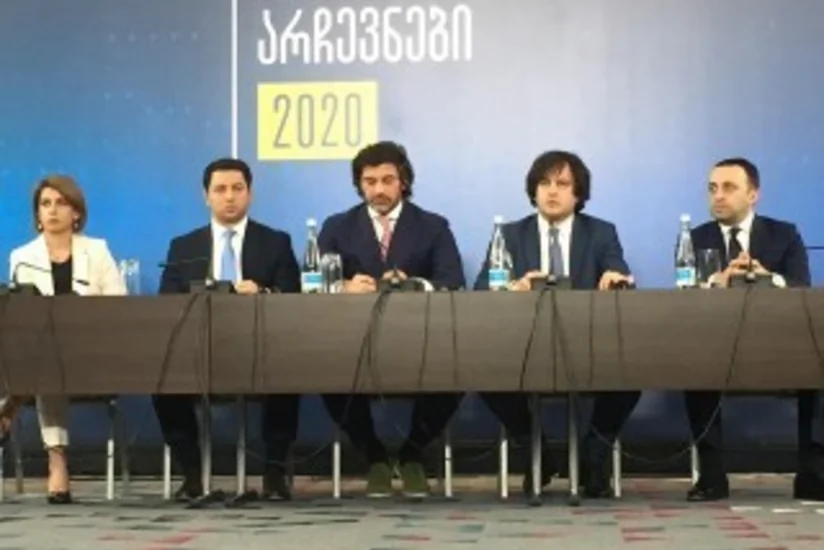 Gürcüstanın hakim partiyası proporsional seçki sistemi ilə bağlı görüş keçirir, etirazçılar utanc dəhlizi yaradıb