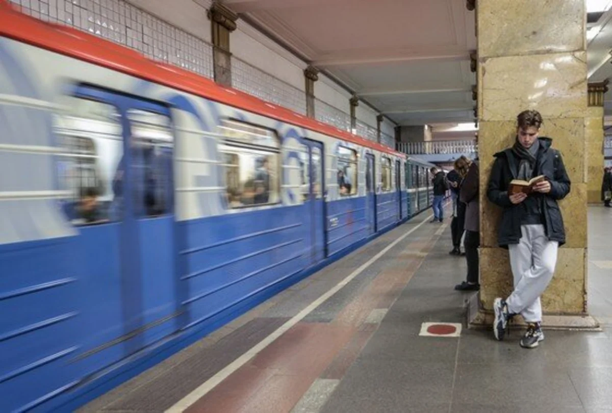 В московском метро прервано движение поездов из-за человека на путях