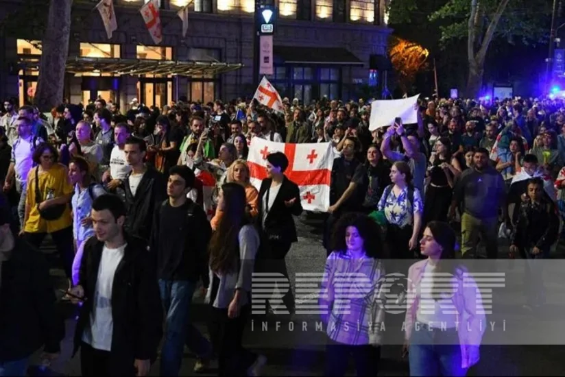 Gürcüstan parlamentinin qarşısında polislə etirazçılar arasında toqquşma olub, saxlanılanlar var - YENİLƏNİB