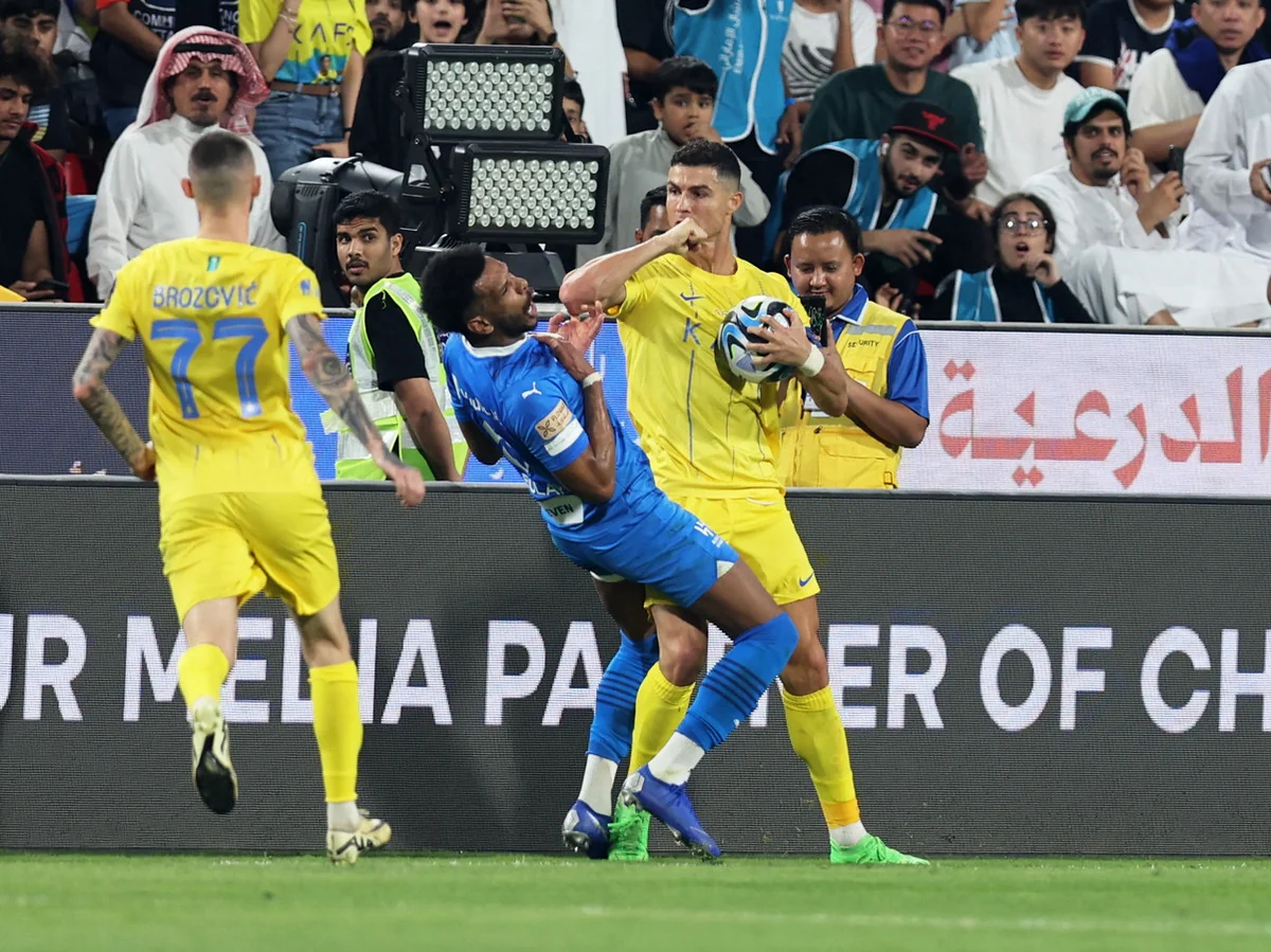 Kriştianu Ronaldu rəqib futbolçunu dirsəklə vurduğuna görə meydandan qovulub