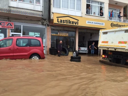 Trabzonda iki nəfəri sel aparıb