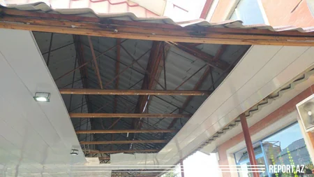 Tovuzda külək ağacları elektrik naqillərinin üstünə aşırıb