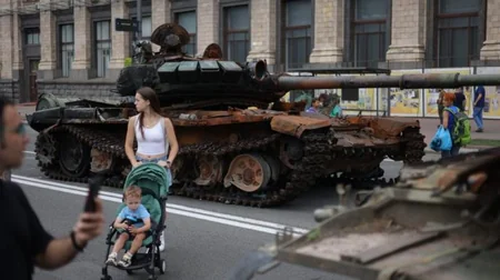 В Украине привезли для парада уничтоженную военную технику России