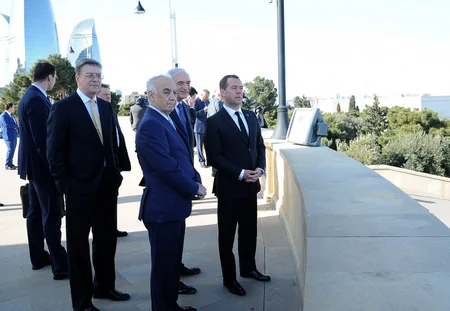 ​Medvedev Fəxri xiyabanı və Şəhidlər xiyabanını ziyarət edib