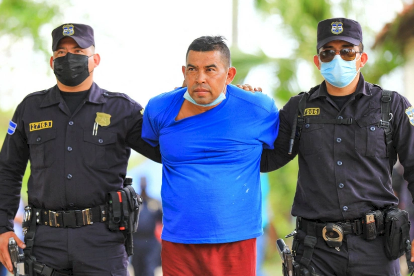 Salvadorda bağçasında 14 meyiti gizlədən keçmiş polis tutulub