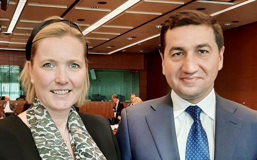 Prezidentin köməkçisi Aİ-nin komitə sədri ilə görüşüb