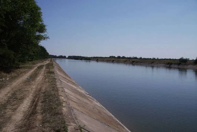 В Исмаиллинском районе автомобиль упал в реку, раненый водитель спасен
