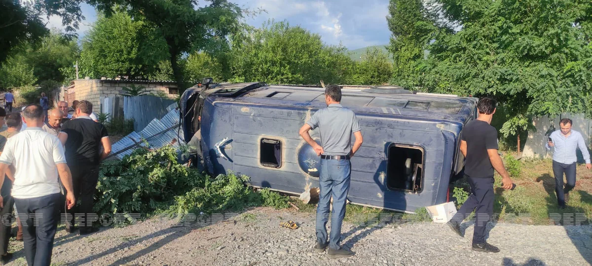 Şəkidə mikroavtobus və yük avtomobili toqquşub, yaralananlar var