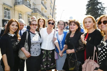 Prezident və birinci xanım “Sovetski”də vətəndaşların problemləri ilə tanış olublar - FOTO