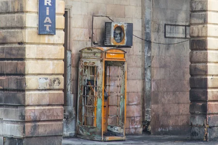 Yanğın baş verən binanın sakinləri evlərindən əşyalarını çıxarıblar - FOTOREPORTAJ