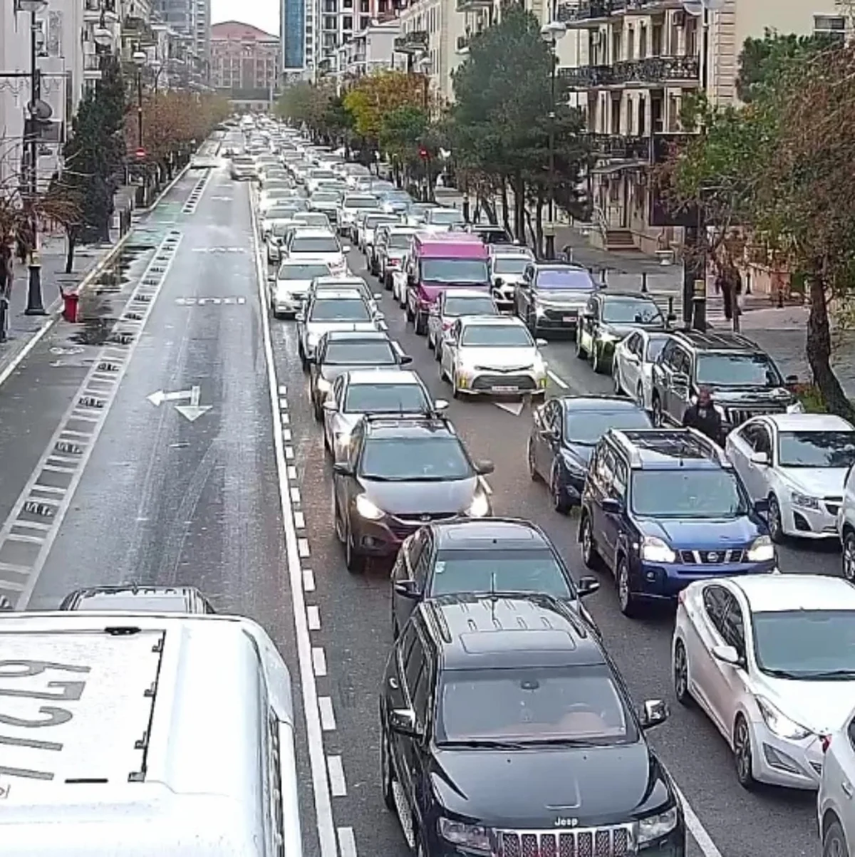 Bakının bir sıra yollarında nəqliyyatın sıxlığı müşahidə edilir