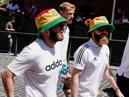 Uels millisi Bakıda gəzintiyə çıxıb