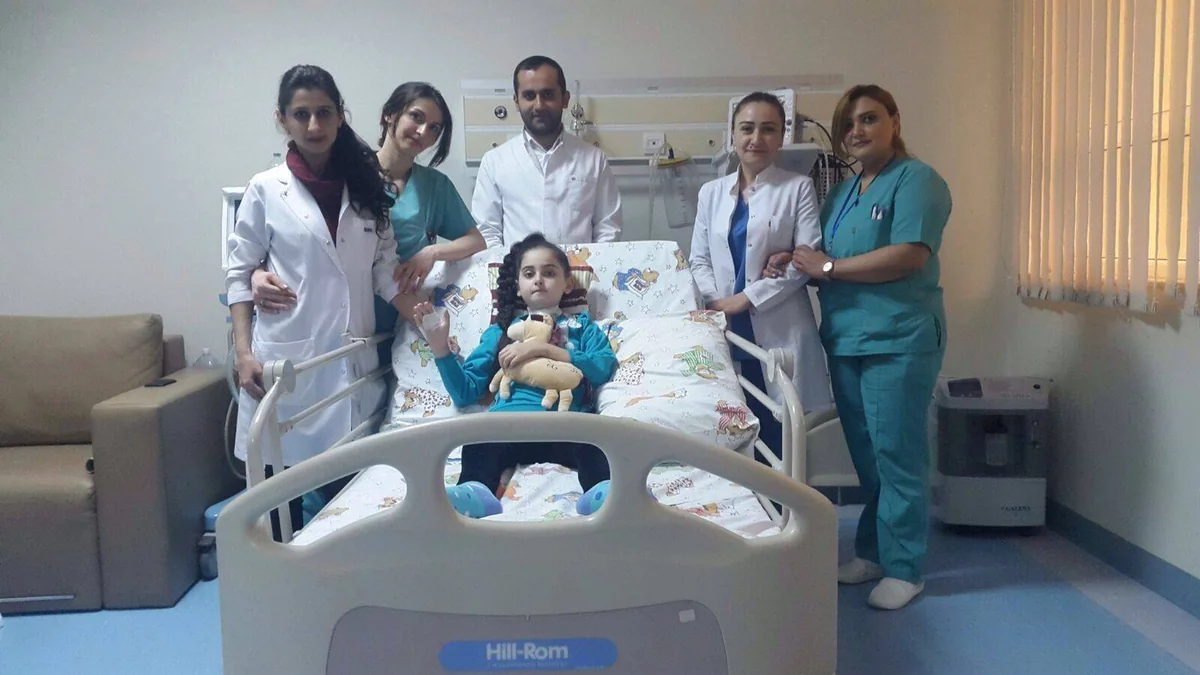 Azərbaycanda nadir xəstəliyə tutulan uşaq xilas edilib - FOTO